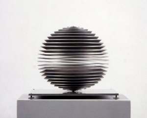 Martin Willing: Kugel, radial, 1996, Duraluminium (20 mm, L 10,5 m), gebogen, geschwei&szlig;t, vorgespannt, auf Aluminiumplatte, H 20 cm, Grundpaltte 24x24 cm